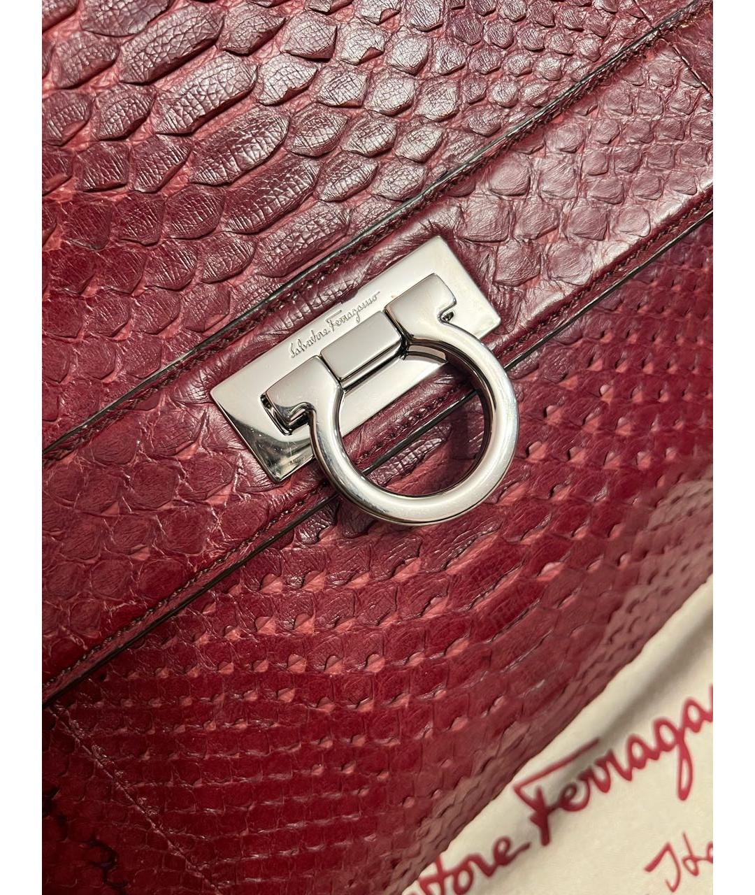 SALVATORE FERRAGAMO Бордовая сумка с короткими ручками из экзотической кожи, фото 6