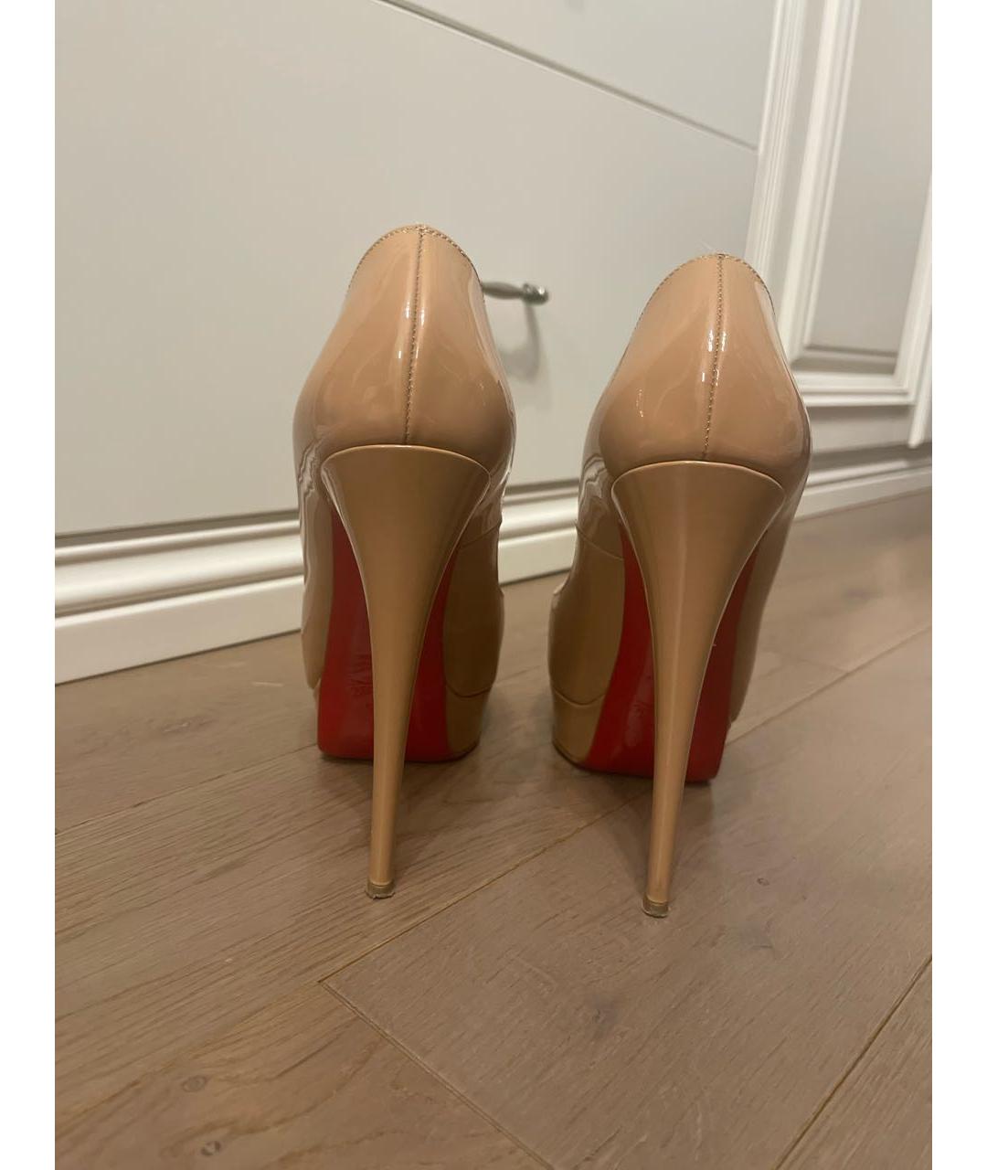 CHRISTIAN LOUBOUTIN Бежевые туфли из лакированной кожи, фото 4
