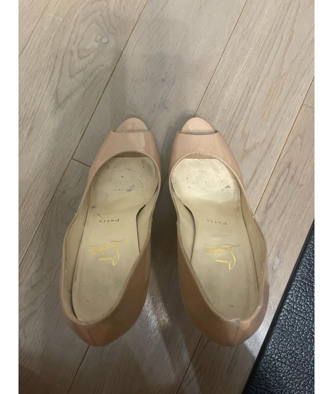 CHRISTIAN LOUBOUTIN Бежевые туфли из лакированной кожи, фото 3