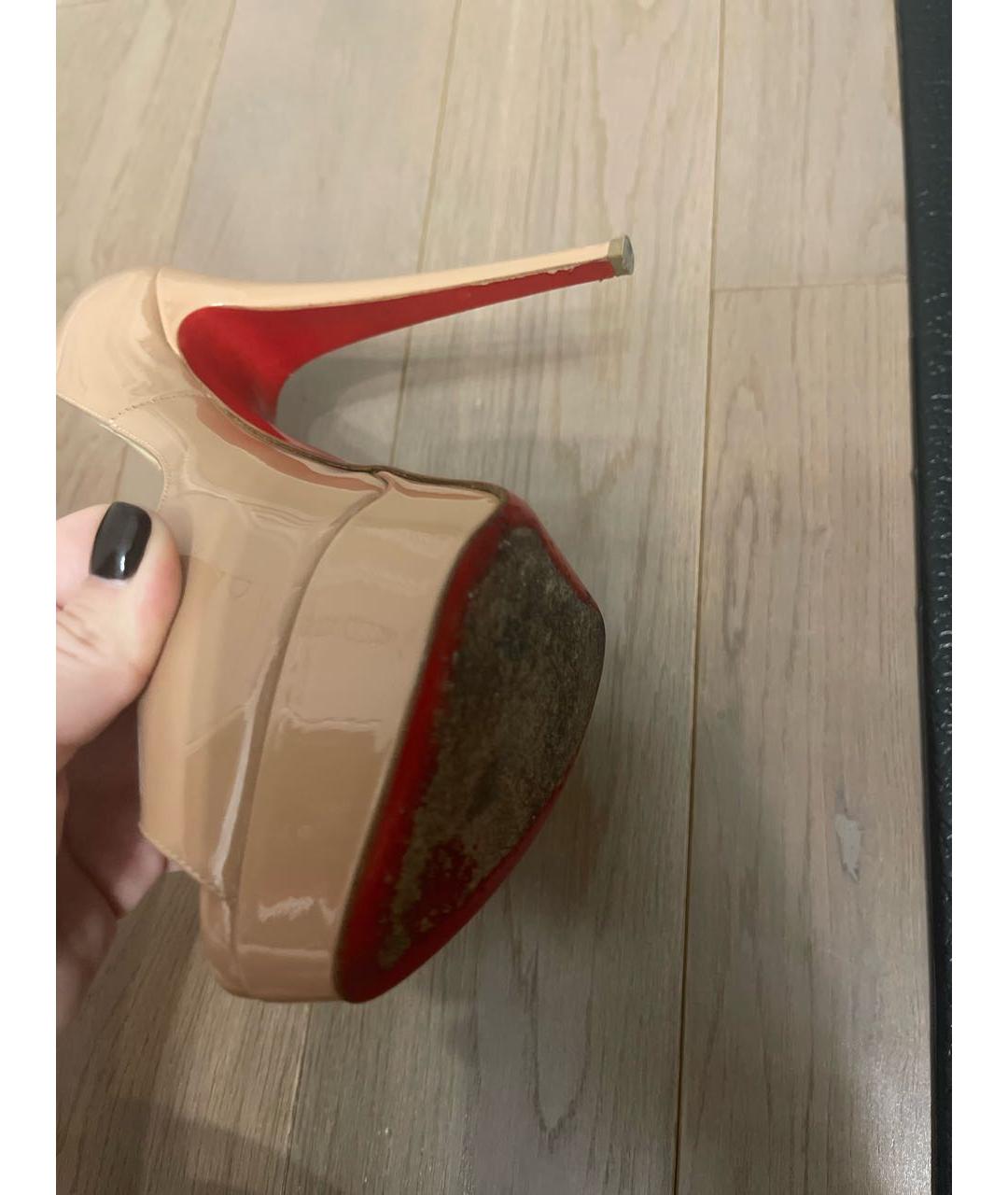 CHRISTIAN LOUBOUTIN Бежевые туфли из лакированной кожи, фото 6