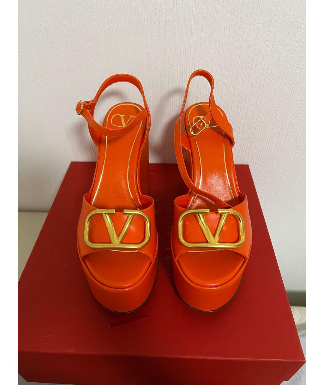 VALENTINO Оранжевое кожаные босоножки, фото 3