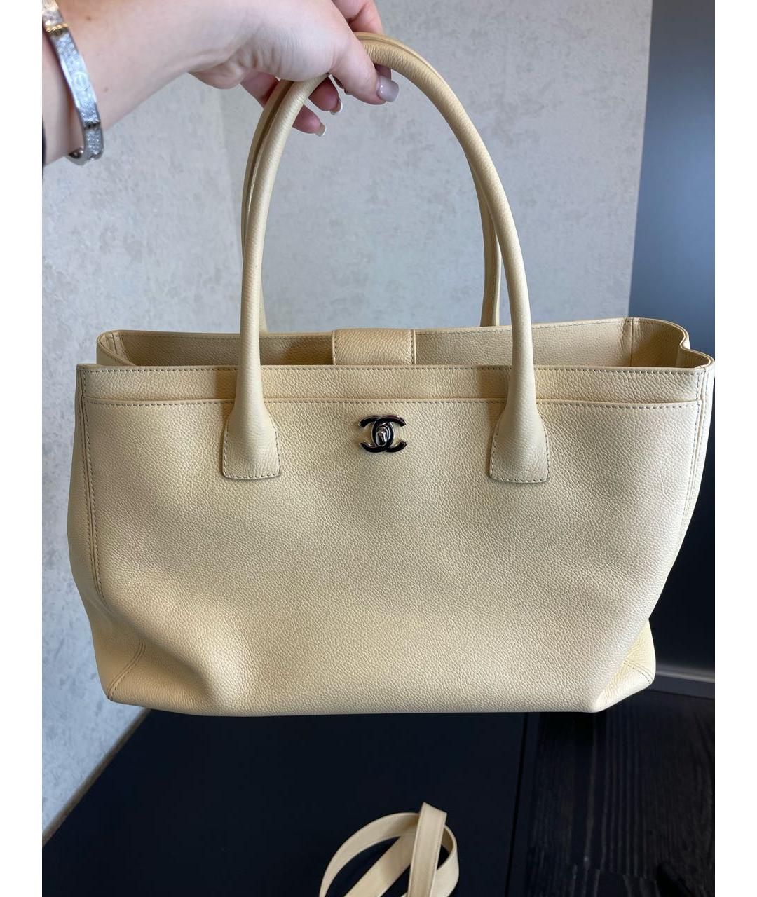 CHANEL PRE-OWNED Бежевая кожаная сумка тоут, фото 6