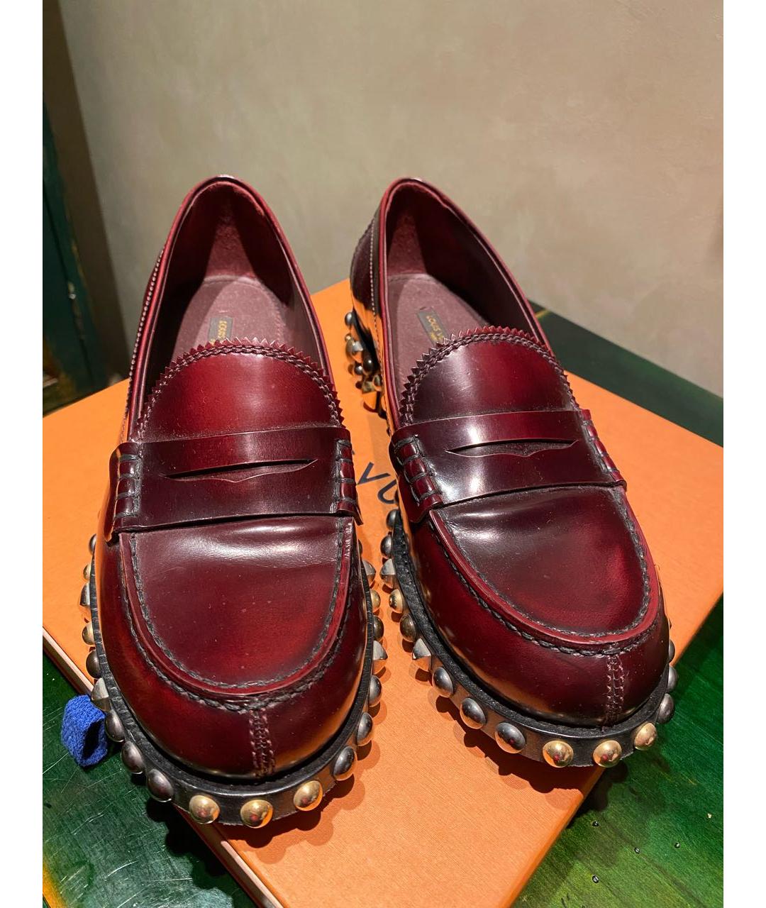 LOUIS VUITTON Бордовые кожаные лоферы, фото 2