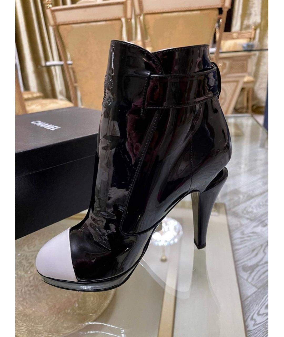 CHANEL Черные ботильоны из лакированной кожи, фото 2