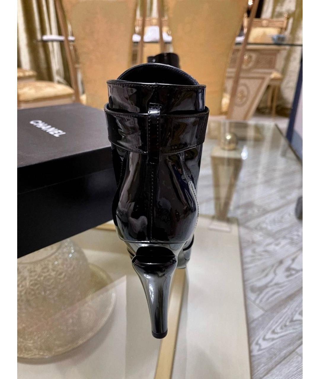 CHANEL Черные ботильоны из лакированной кожи, фото 3