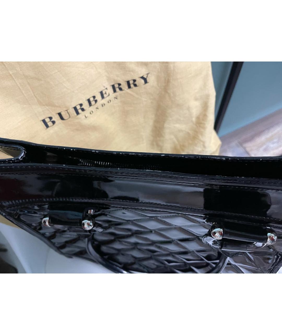 BURBERRY Черная сумка с короткими ручками из лакированной кожи, фото 6