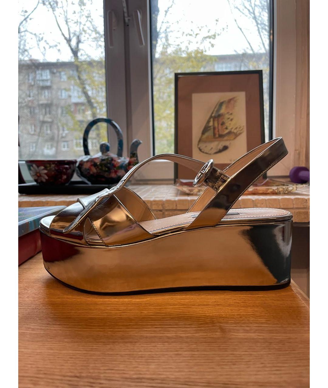 PRADA Серебряные сандалии из лакированной кожи, фото 5