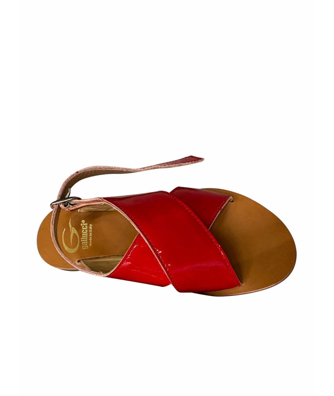 GALLUCCI Красные сандалии и шлепанцы из лакированной кожи, фото 1