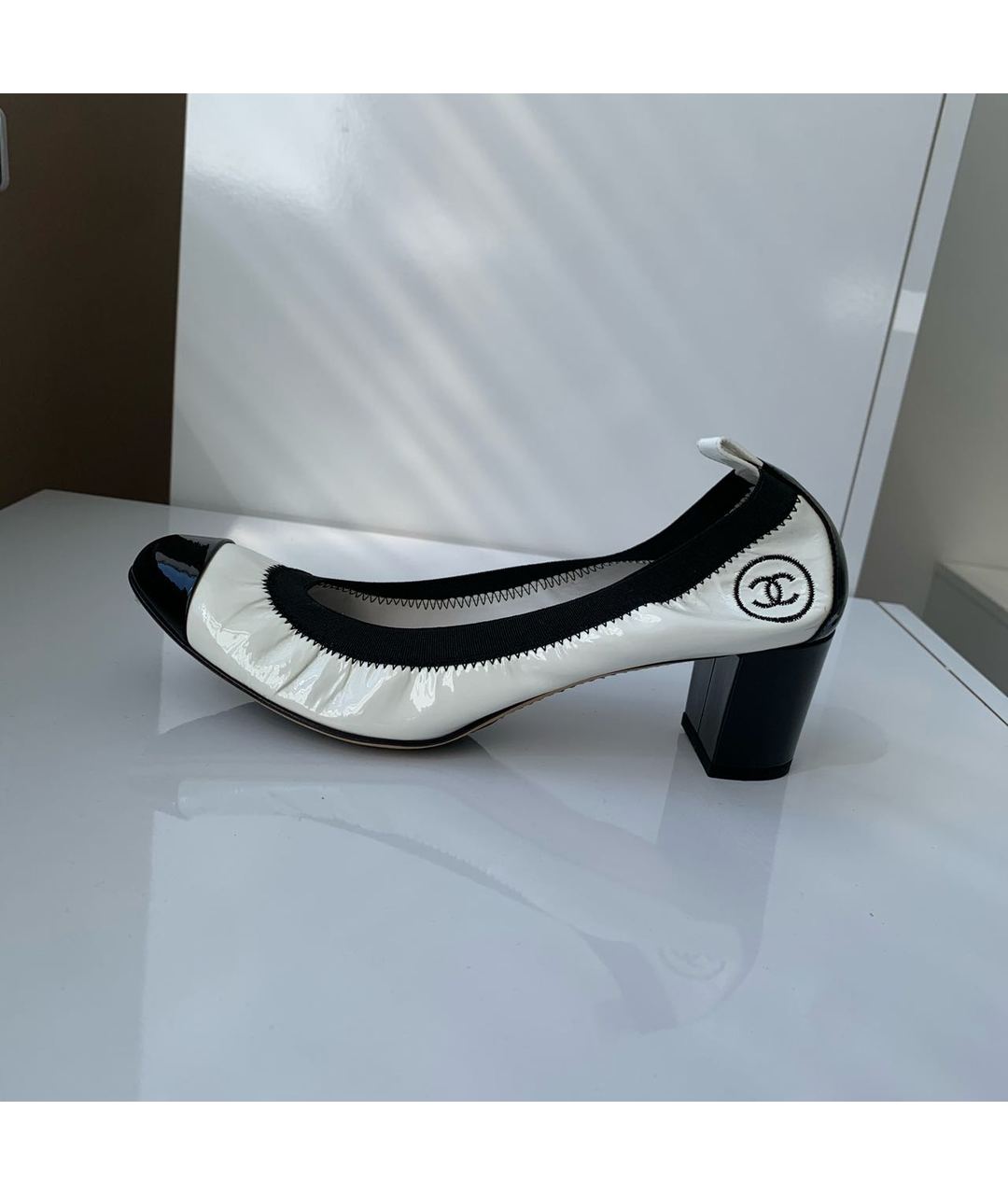 CHANEL PRE-OWNED Белые туфли из лакированной кожи, фото 9