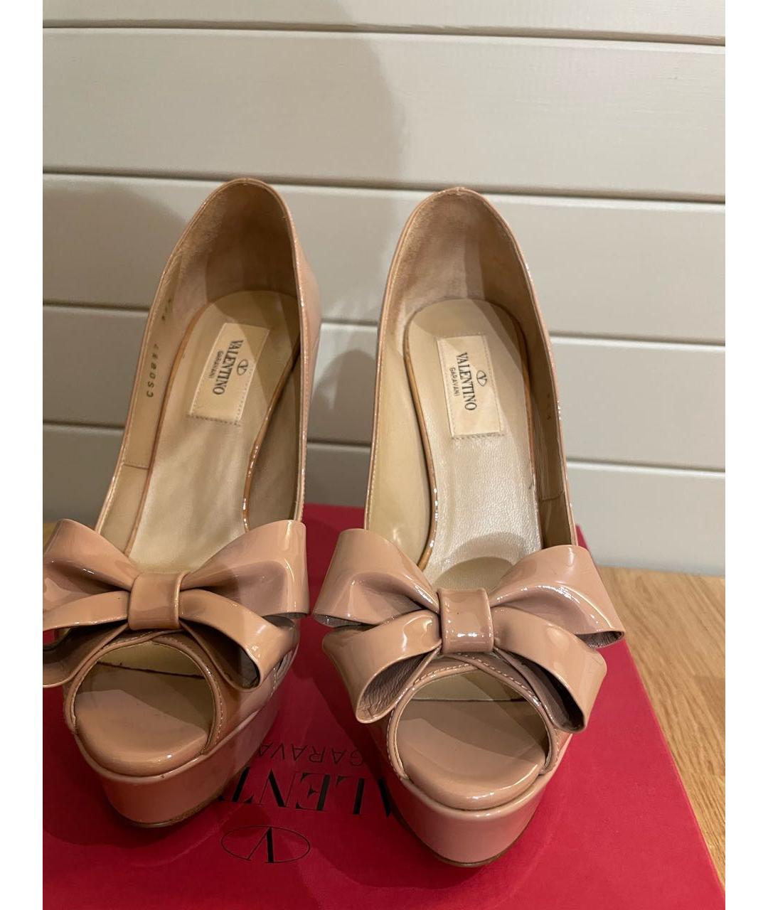 RED VALENTINO Бежевые туфли из лакированной кожи, фото 2
