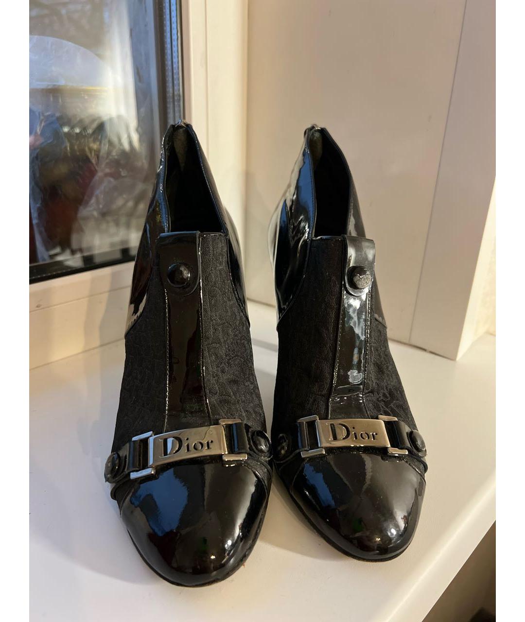 CHRISTIAN DIOR PRE-OWNED Черные ботильоны из лакированной кожи, фото 2