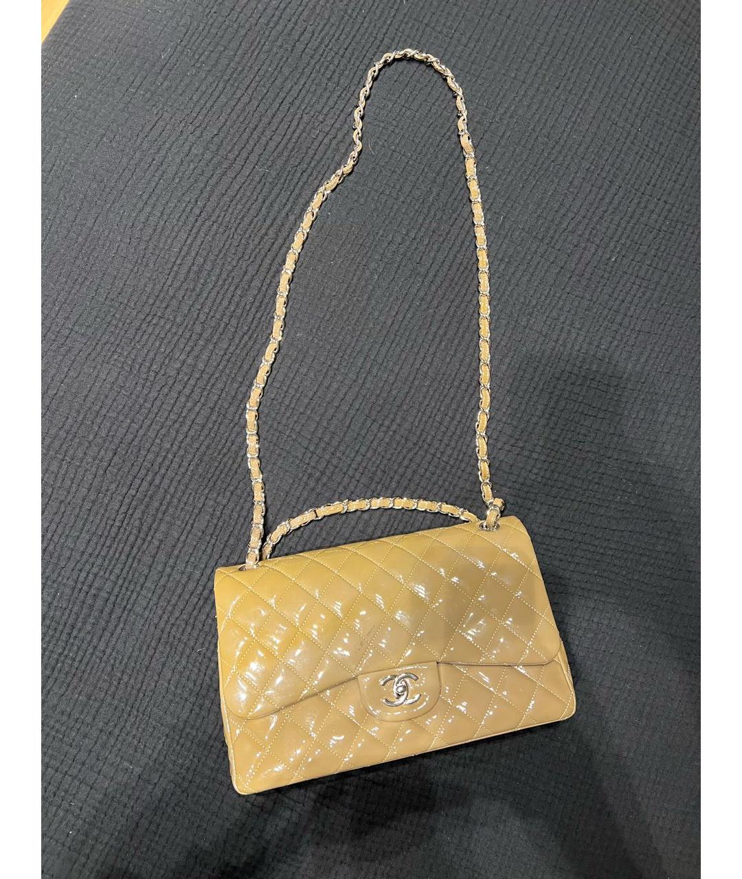 CHANEL PRE-OWNED Бежевая сумка через плечо из лакированной кожи, фото 9