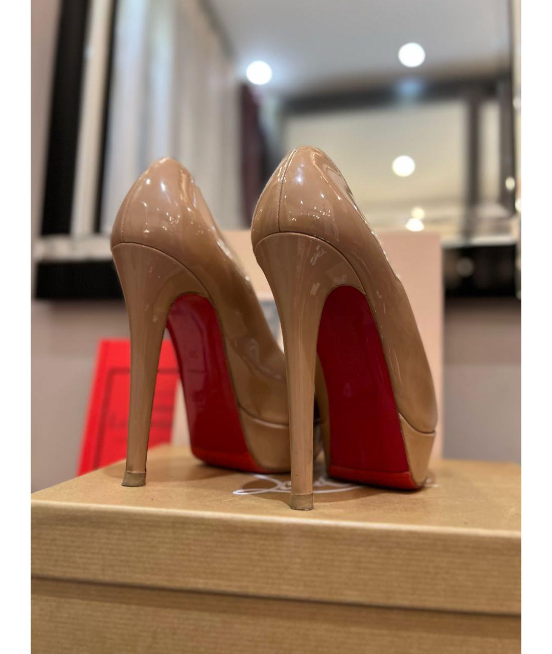 CHRISTIAN LOUBOUTIN Бежевые туфли из лакированной кожи, фото 2