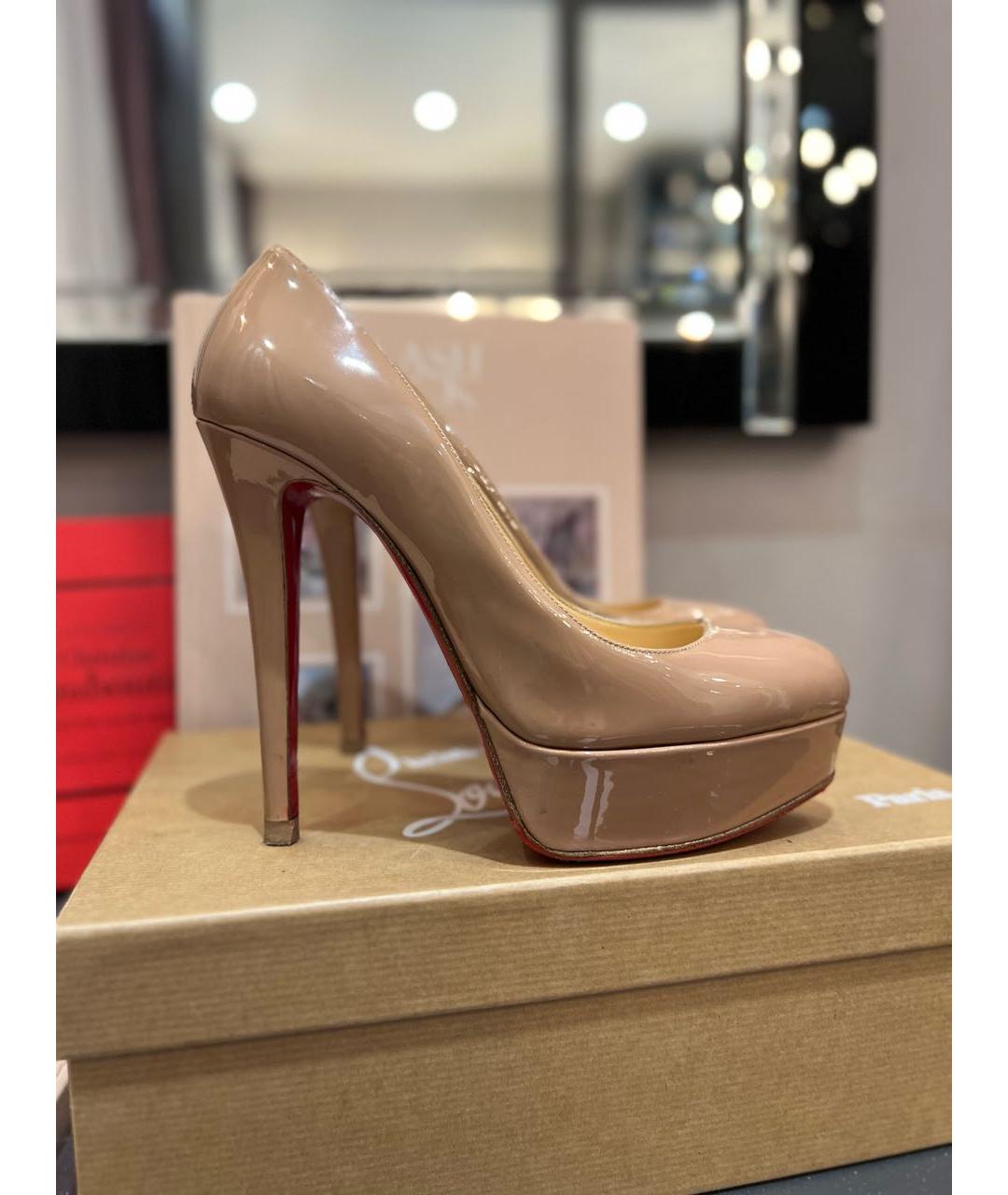 CHRISTIAN LOUBOUTIN Бежевые туфли из лакированной кожи, фото 8