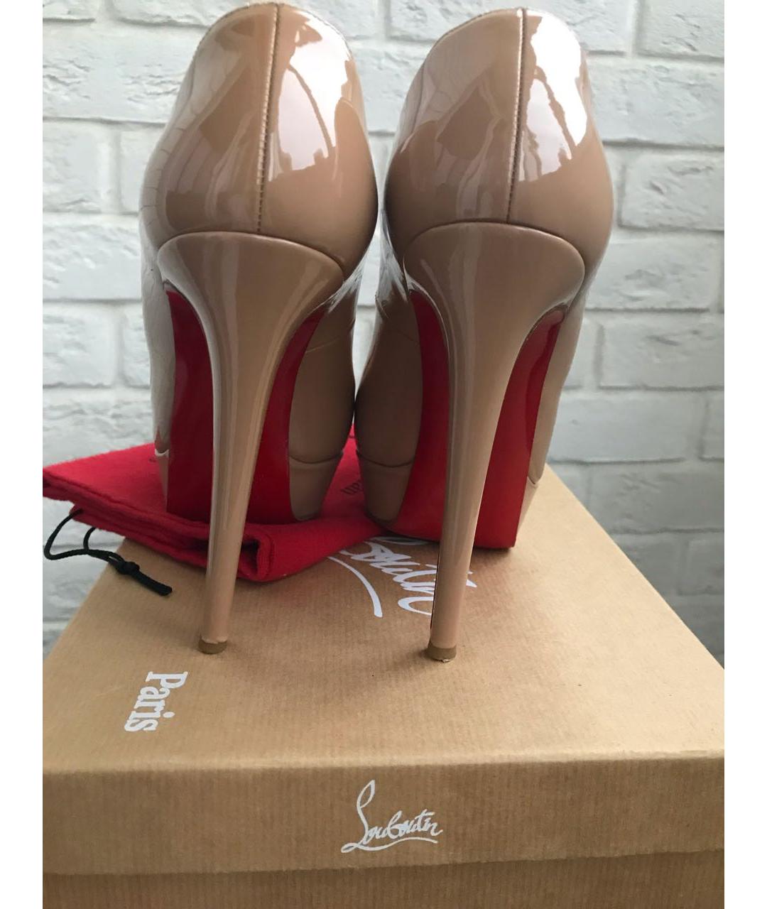 CHRISTIAN LOUBOUTIN Бежевые туфли из лакированной кожи, фото 2