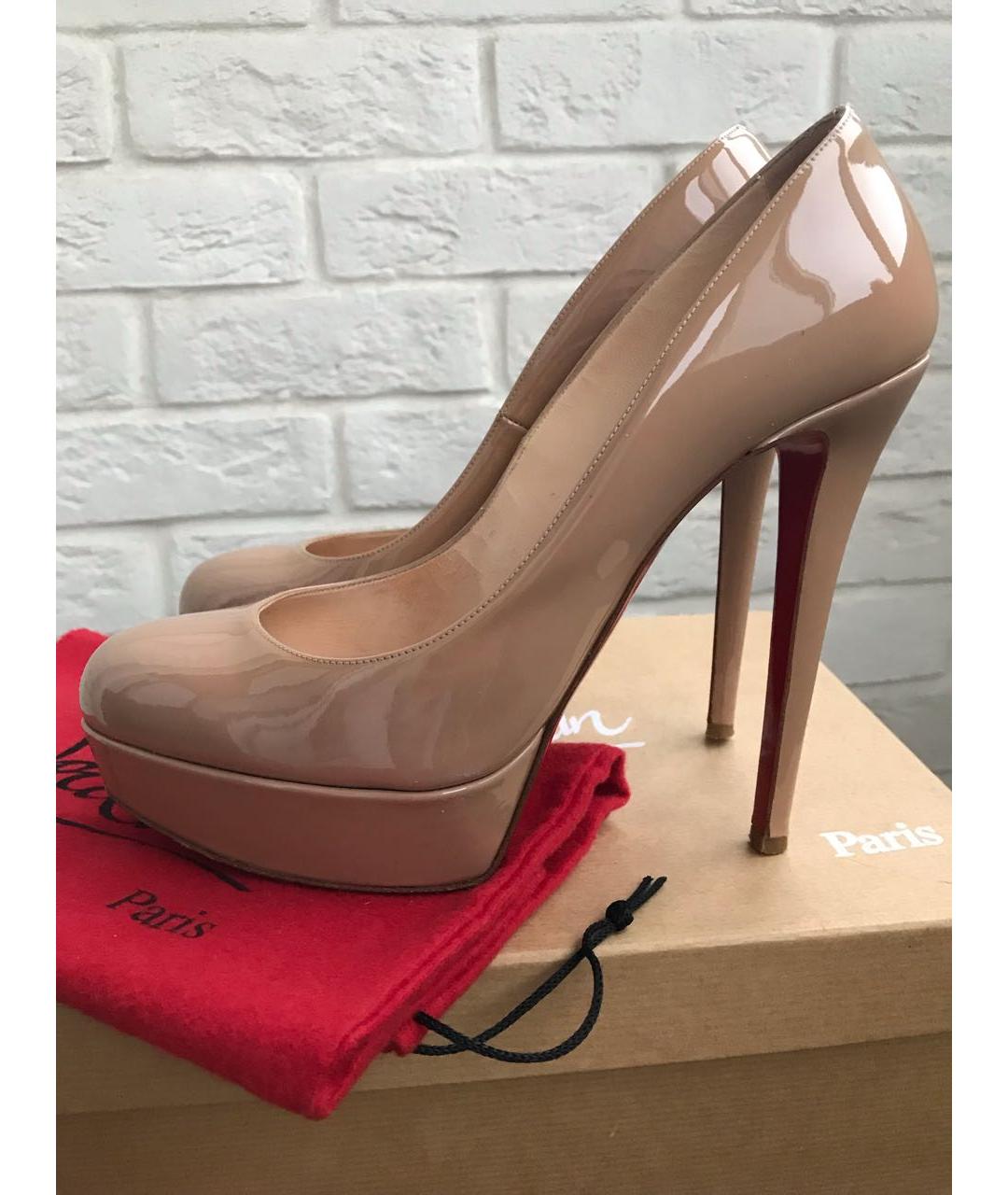 CHRISTIAN LOUBOUTIN Бежевые туфли из лакированной кожи, фото 9