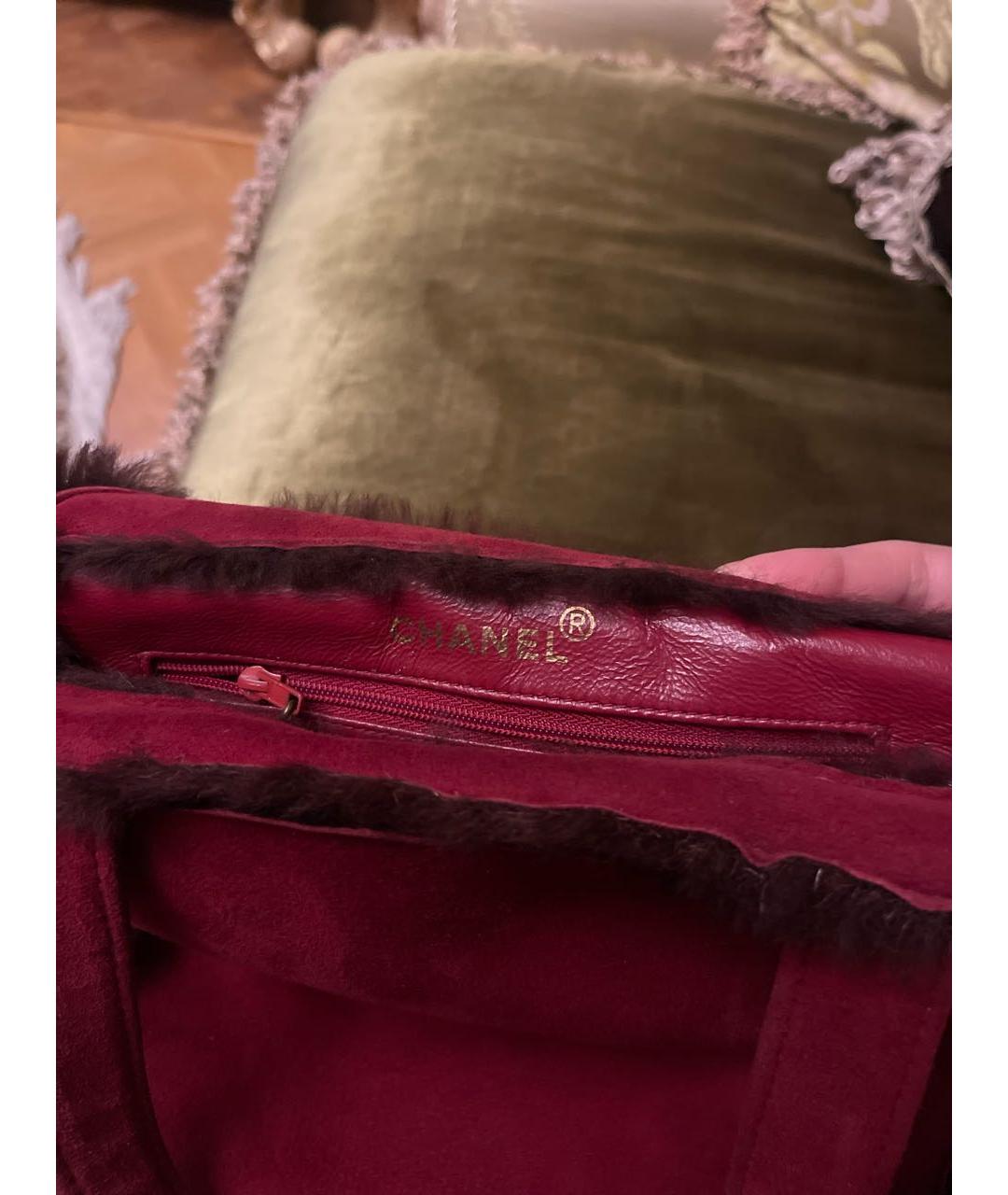 CHANEL PRE-OWNED Бордовая меховая сумка с короткими ручками, фото 3