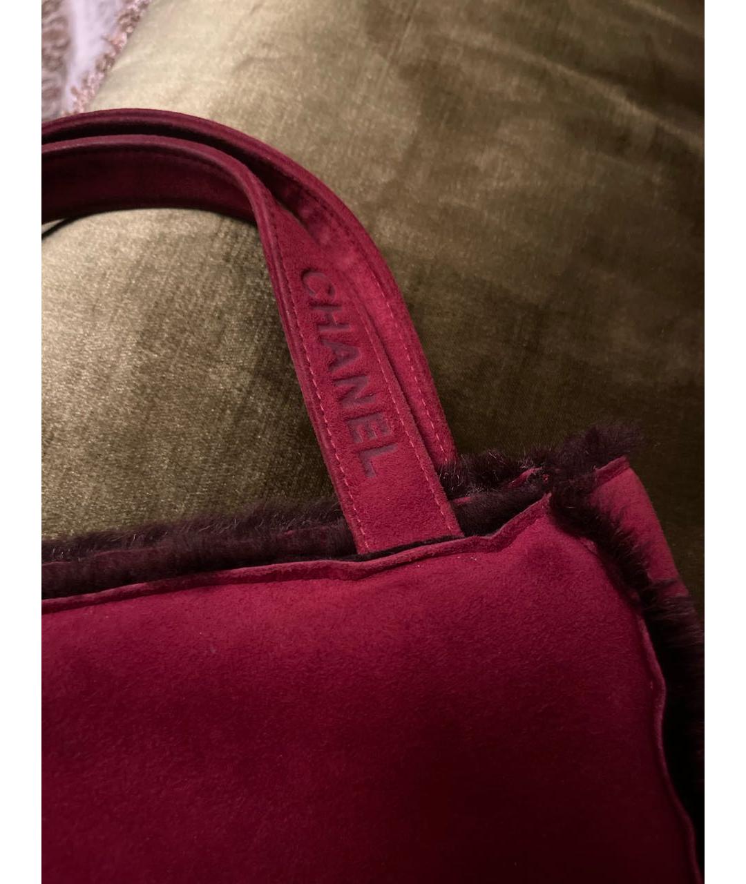 CHANEL PRE-OWNED Бордовая меховая сумка с короткими ручками, фото 2