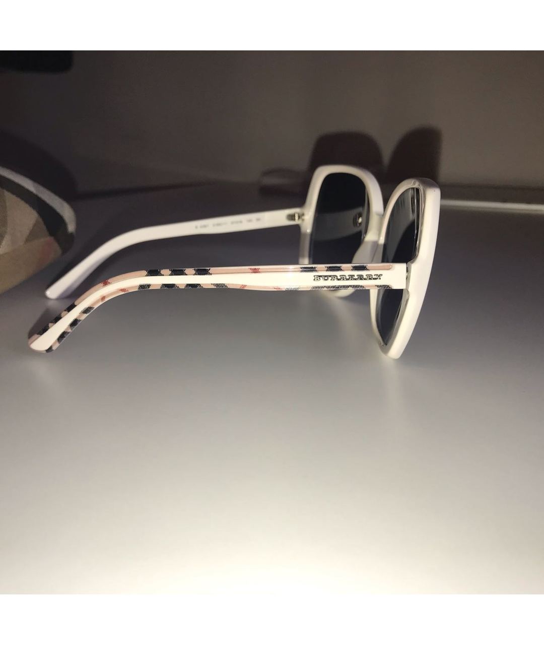 BURBERRY Белые пластиковые солнцезащитные очки, фото 3