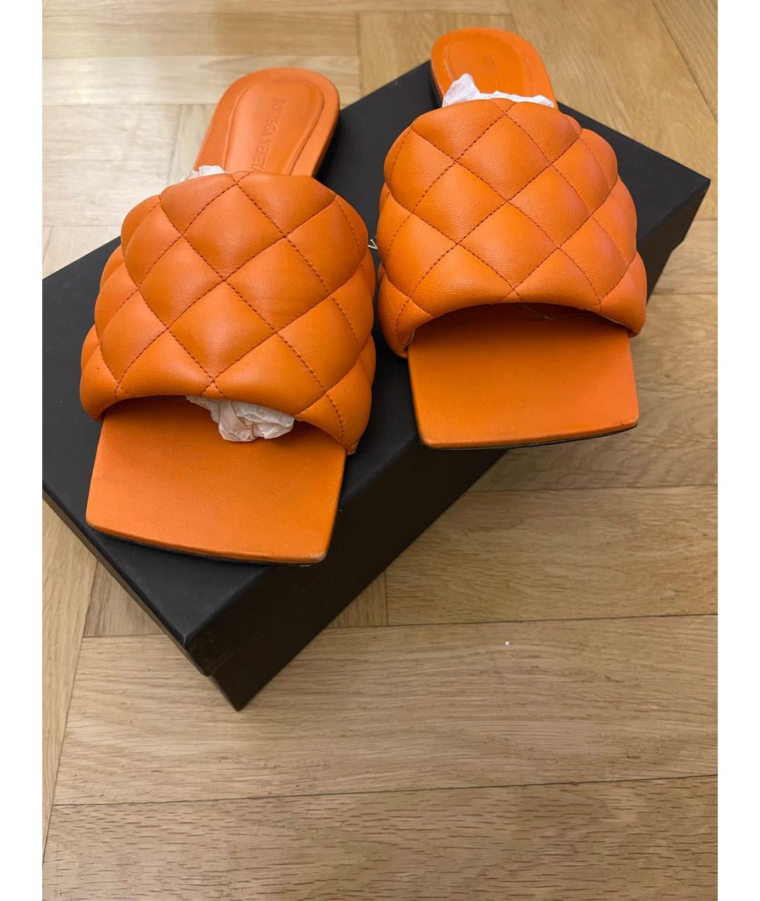 BOTTEGA VENETA Оранжевое кожаные шлепанцы, фото 4