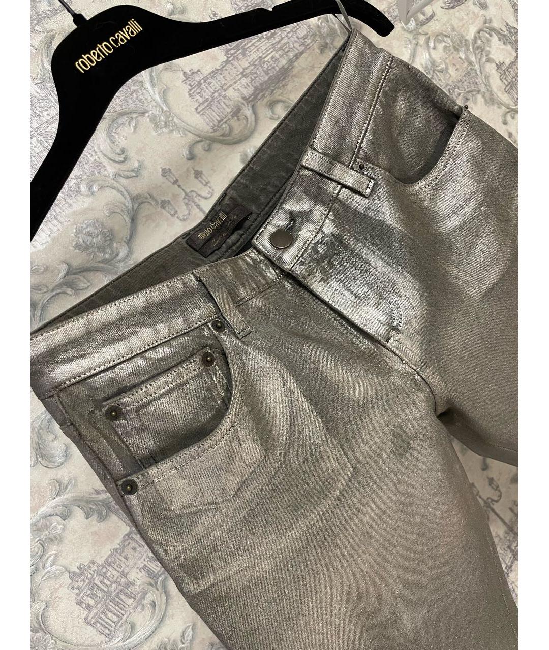 ROBERTO CAVALLI Серебряные хлопко-эластановые прямые брюки, фото 2