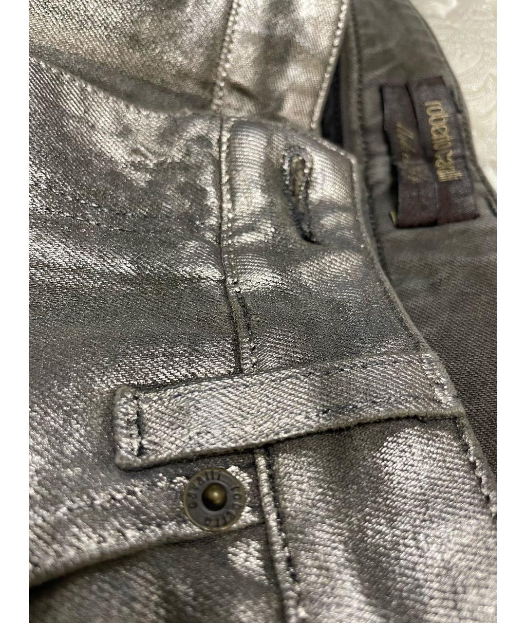 ROBERTO CAVALLI Серебряные хлопко-эластановые прямые брюки, фото 7
