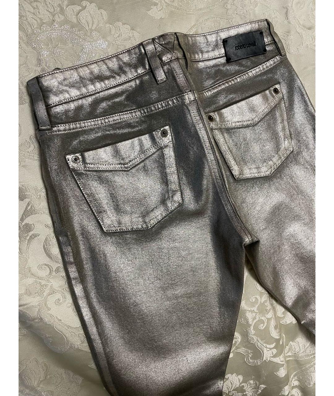 ROBERTO CAVALLI Серебряные хлопко-эластановые прямые брюки, фото 6