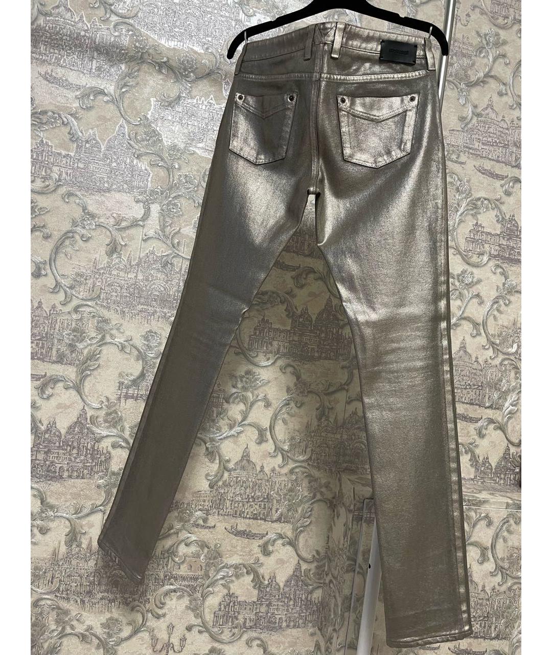 ROBERTO CAVALLI Серебряные хлопко-эластановые прямые брюки, фото 3