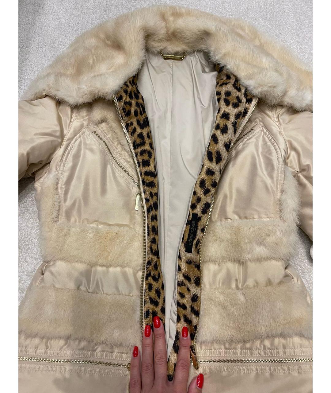 ROBERTO CAVALLI Бежевый меховой пуховик, фото 3