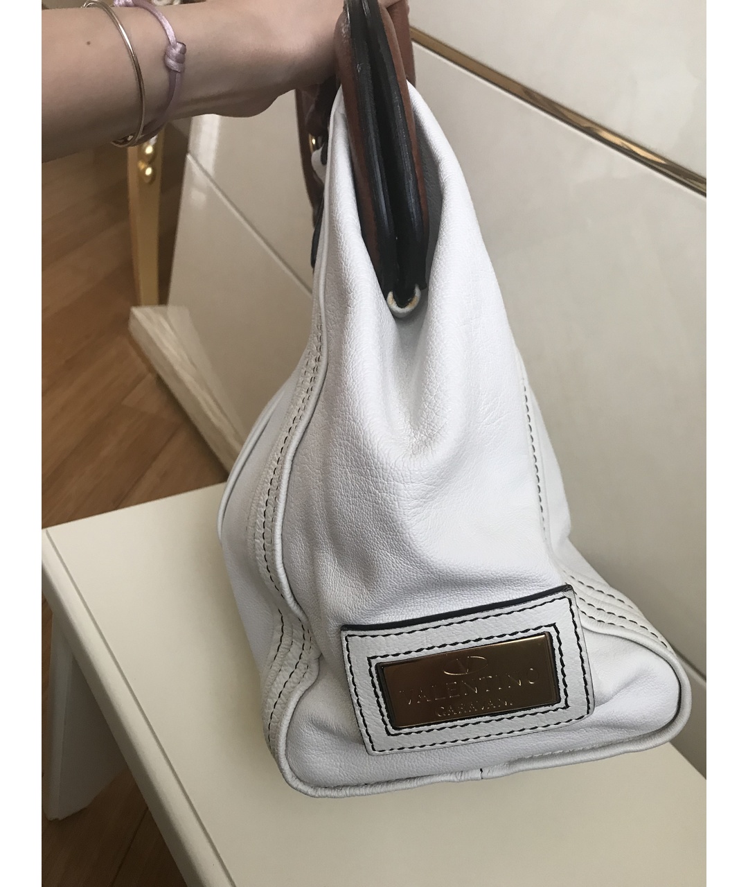 VALENTINO GARAVANI Белая кожаная сумка с короткими ручками, фото 2