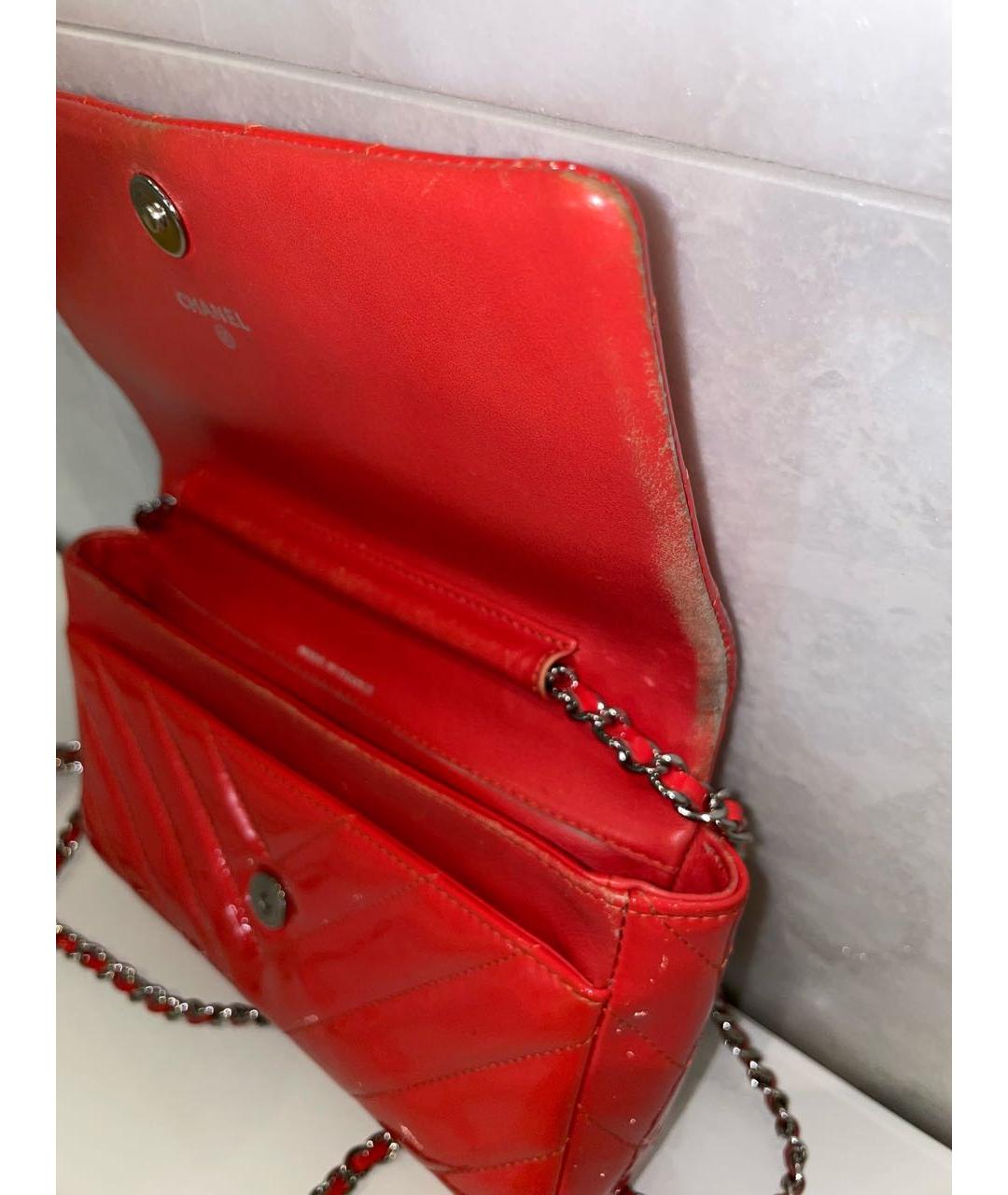 CHANEL PRE-OWNED Красная сумка через плечо из лакированной кожи, фото 3