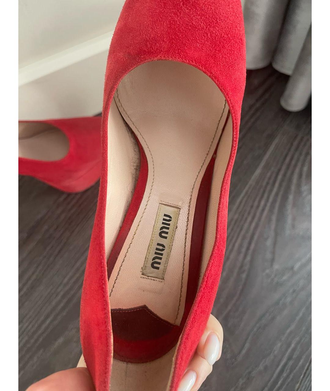 MIU MIU Красные замшевые туфли, фото 4
