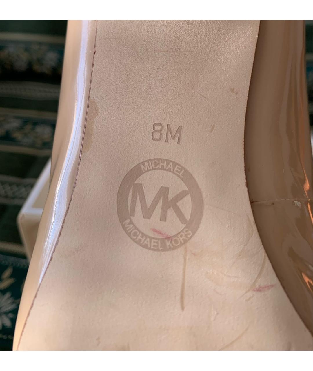 MICHAEL MICHAEL KORS Бежевые лодочки на низком каблуке из лакированной кожи, фото 6
