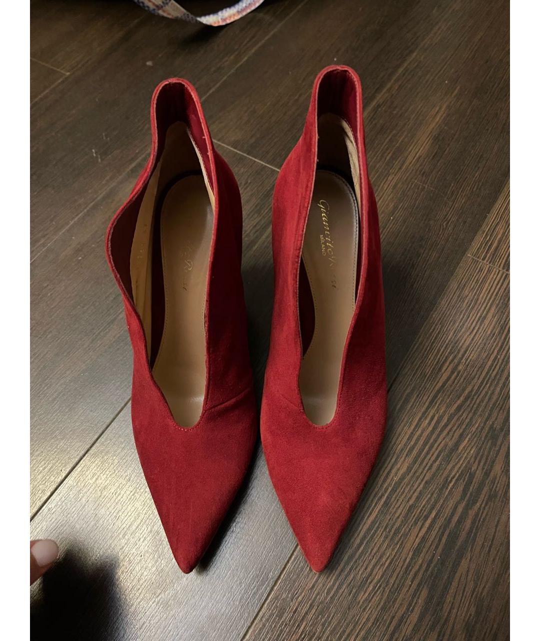 GIANVITO ROSSI Бордовые замшевые ботильоны, фото 2