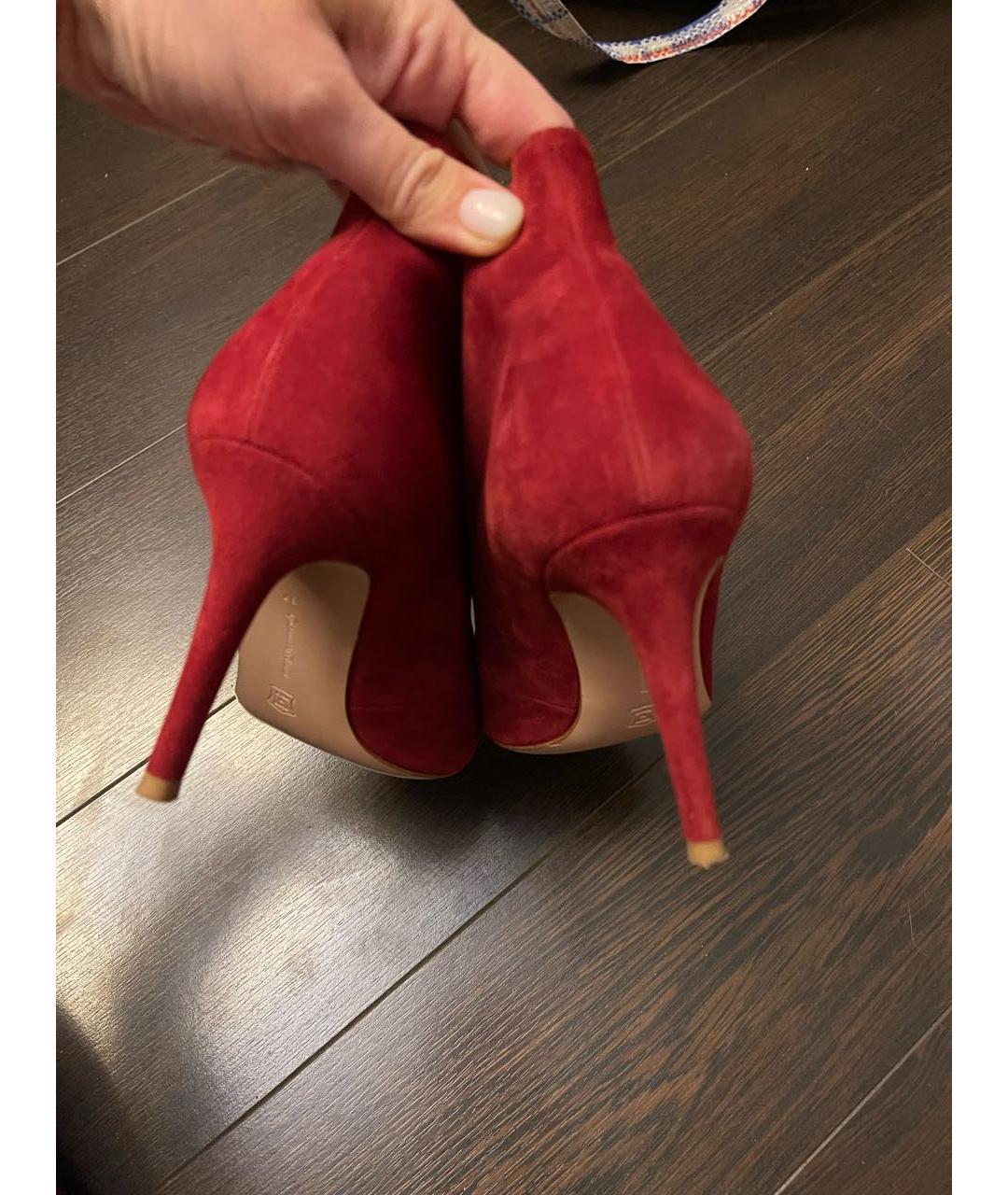 GIANVITO ROSSI Бордовые замшевые ботильоны, фото 4