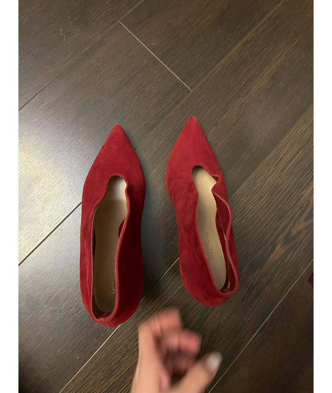 GIANVITO ROSSI Бордовые замшевые ботильоны, фото 3