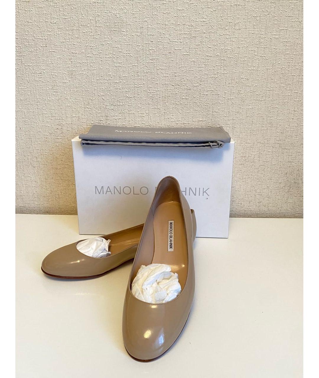 MANOLO BLAHNIK Бежевые балетки из лакированной кожи, фото 2