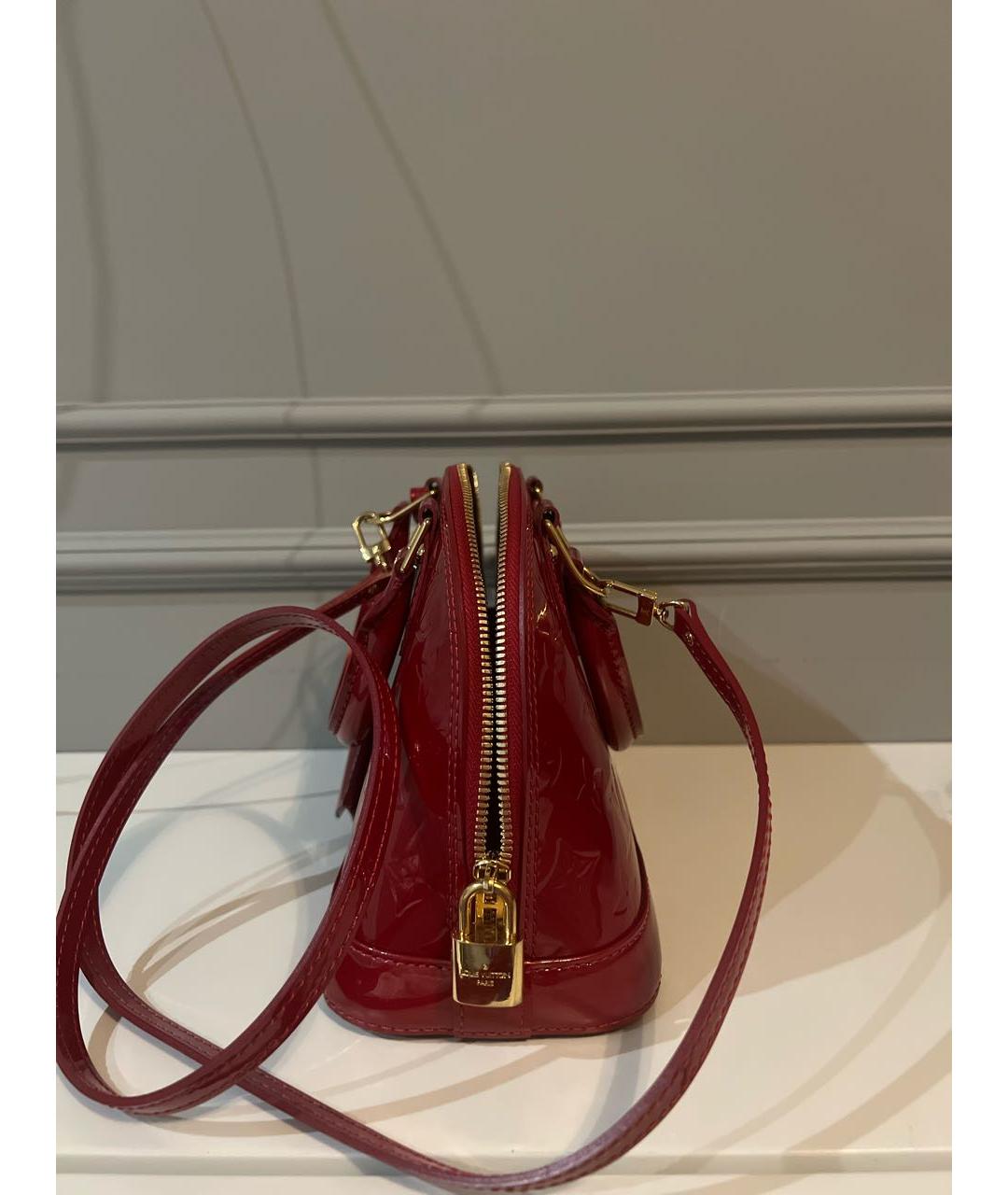 LOUIS VUITTON Красная сумка с короткими ручками из лакированной кожи, фото 2