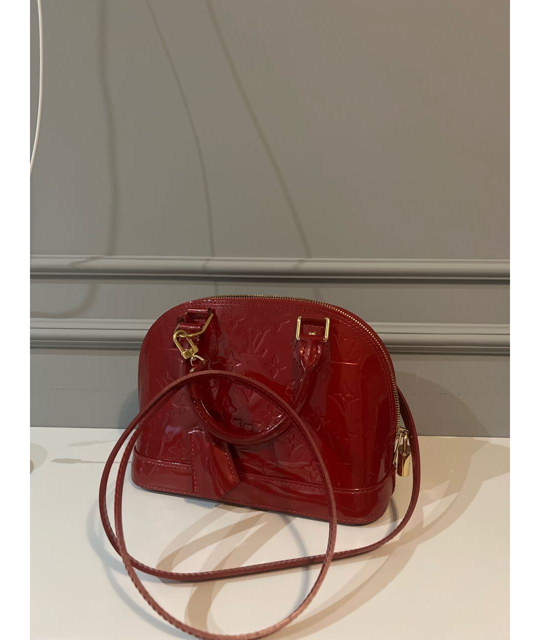 LOUIS VUITTON Красная сумка с короткими ручками из лакированной кожи, фото 9