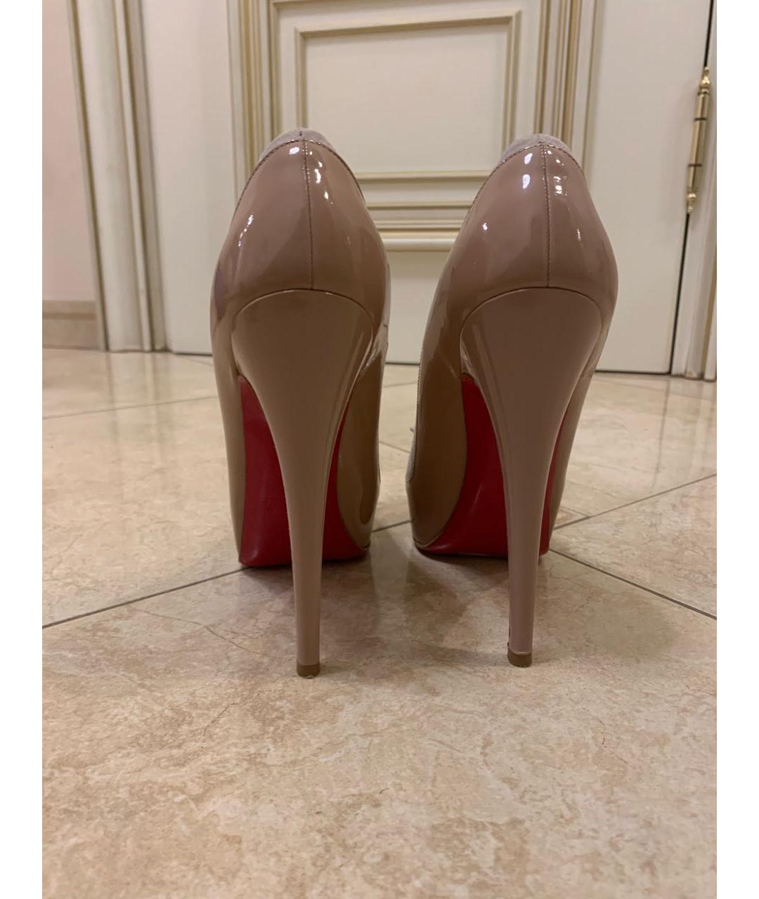 CHRISTIAN LOUBOUTIN Бежевые туфли из лакированной кожи, фото 2