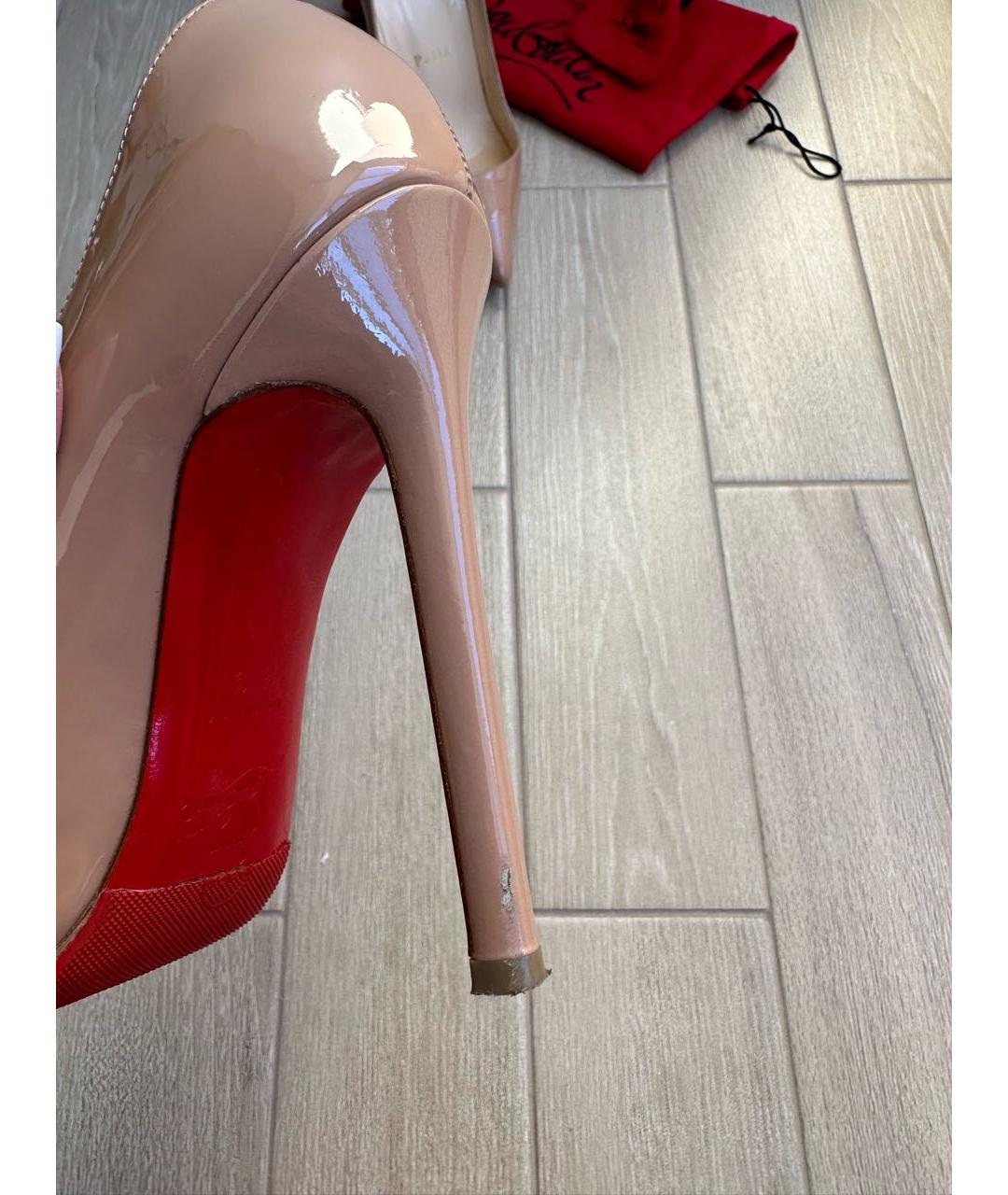 CHRISTIAN LOUBOUTIN Бежевые туфли из лакированной кожи, фото 5