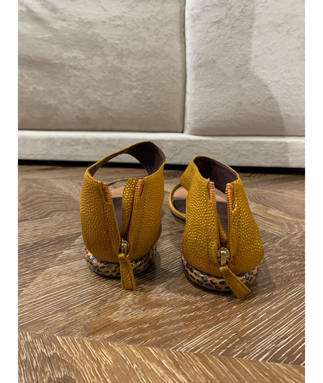 ALBERTA FERRETTI Горчичные текстильные сандалии, фото 3