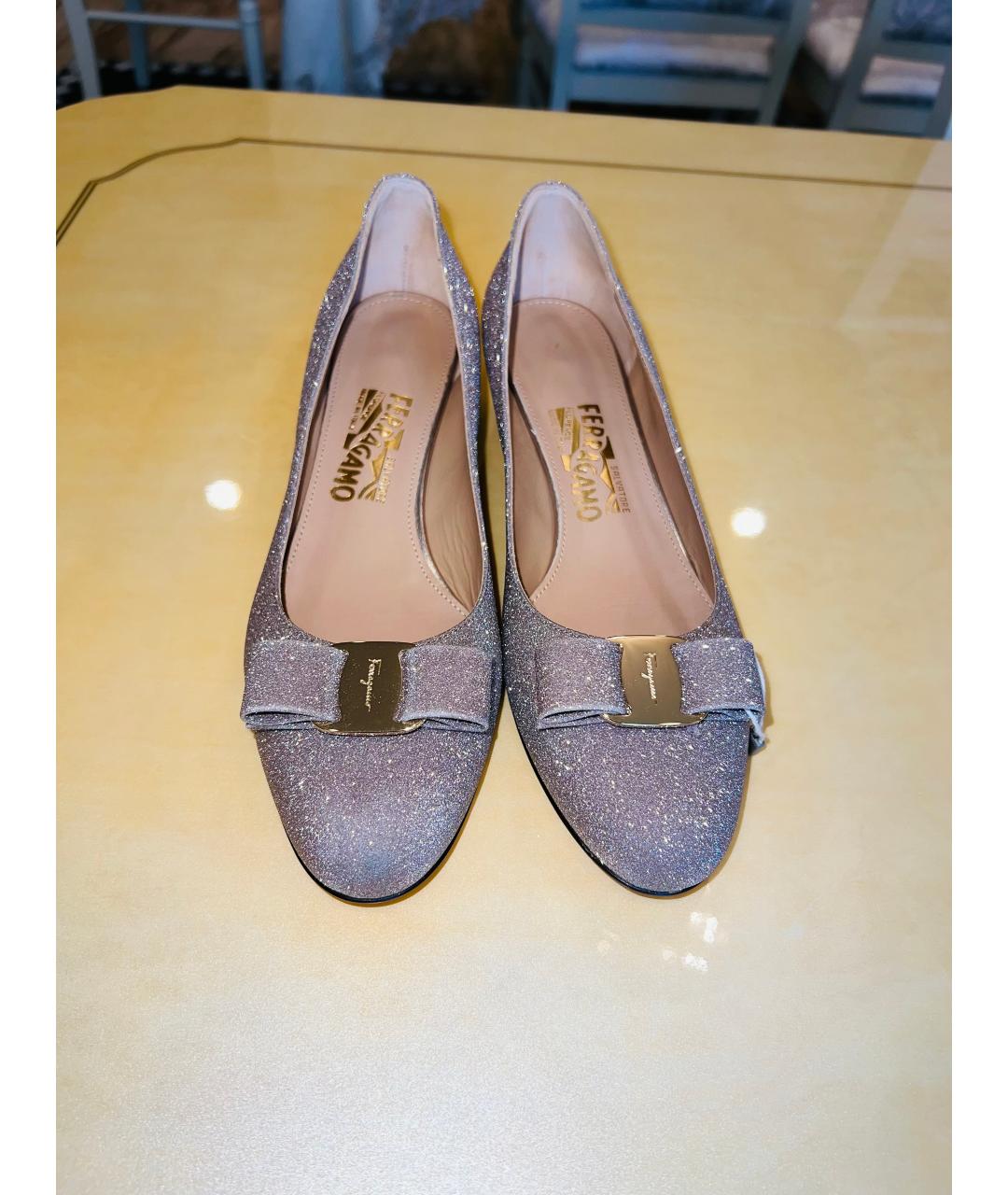 SALVATORE FERRAGAMO Серебряные кожаные туфли, фото 2