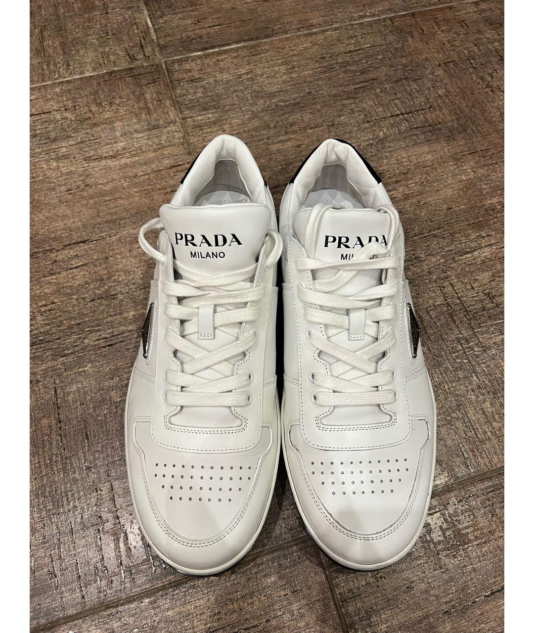 PRADA Белые кожаные низкие кроссовки / кеды, фото 2