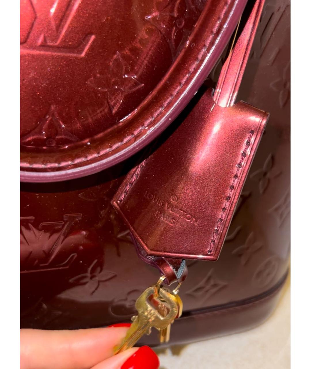 LOUIS VUITTON PRE-OWNED Бордовая сумка с короткими ручками из лакированной кожи, фото 3