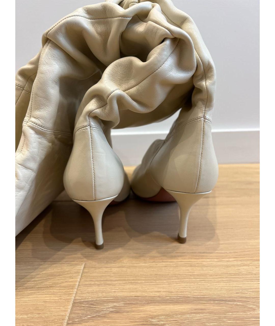 Amina Muaddi Белые кожаные ботфорты, фото 4