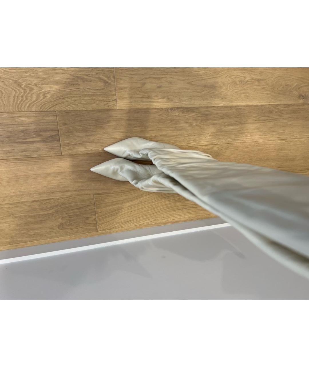 Amina Muaddi Белые кожаные ботфорты, фото 2