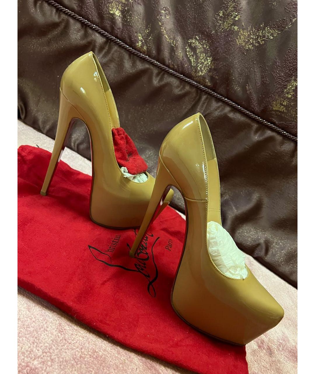 CHRISTIAN LOUBOUTIN Бежевые туфли из лакированной кожи, фото 4