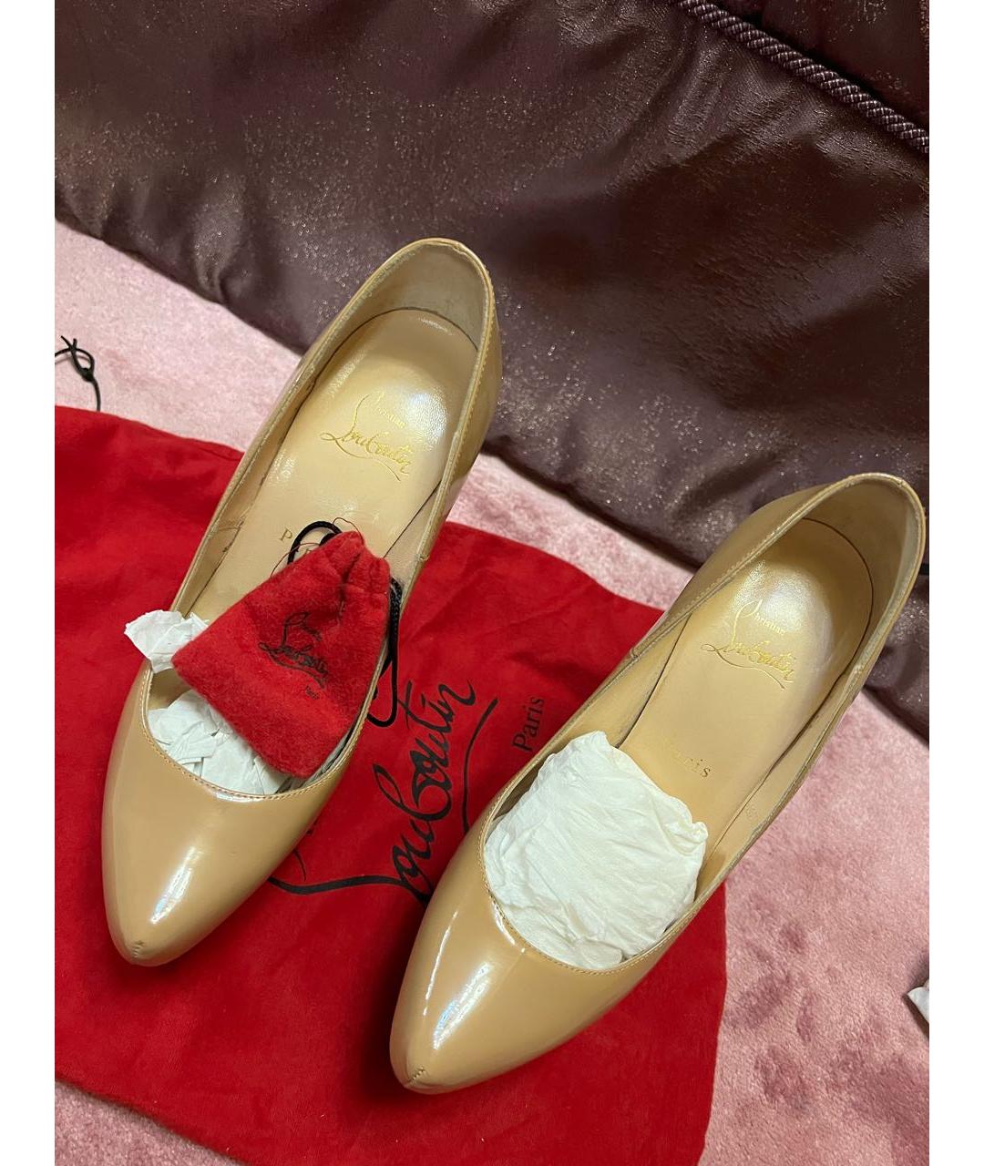 CHRISTIAN LOUBOUTIN Бежевые туфли из лакированной кожи, фото 2