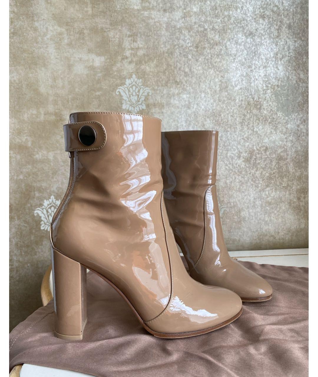 GIANVITO ROSSI Бежевые ботильоны из лакированной кожи, фото 2